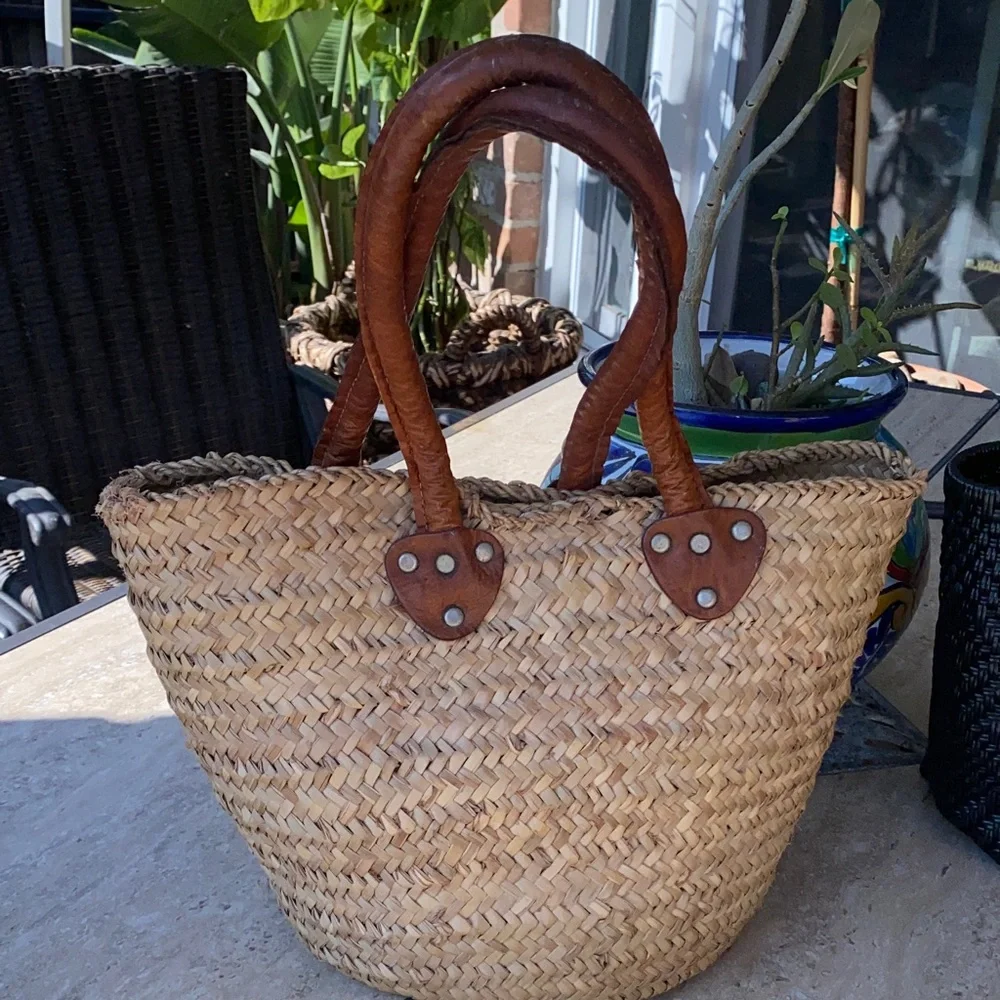 Stylish Tan Woven Tote Bag - Picture 3 of 6